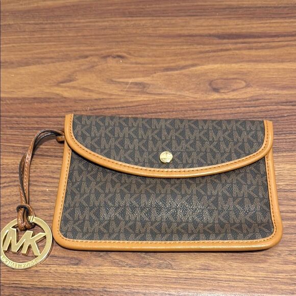 NWOT Mchael Kors Coated Logo Canvas  with Leather Trim Clutch/Wristlet. - Picture 1 of 4